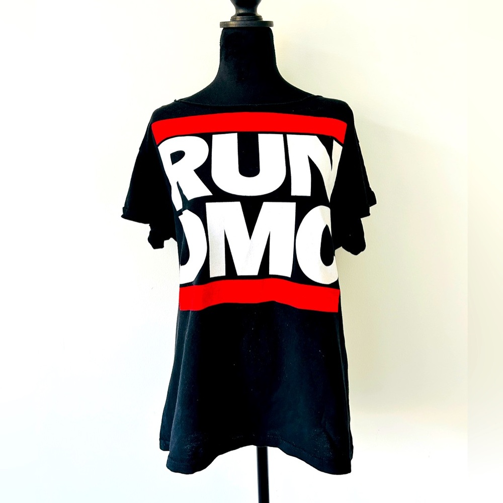 AO LA by Alice + Olivia RUN DMC oversized
Off the shoulder tee. Excellent cond